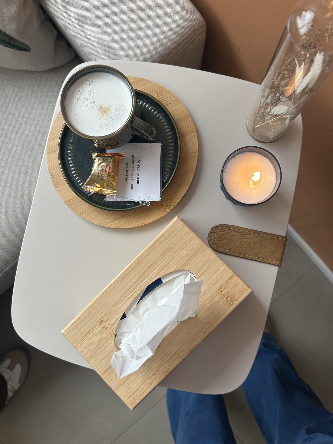 Mesa de apoio com café e velas